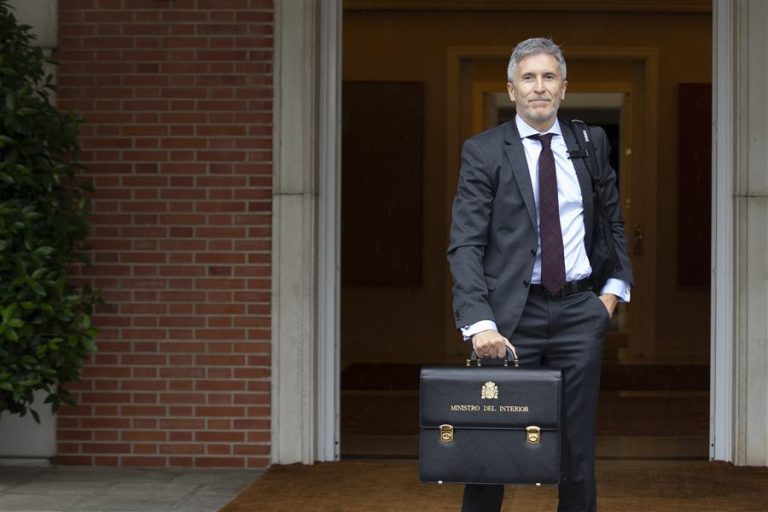 Fernando Grande-Marlaska, ministro del Interior, con la cartera ministerial en La Moncloa