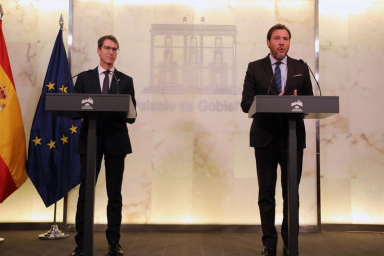 Óscar Puente, ministro de Transportes, junto al presidente de La Rioja, Gonzalo Capellán de Miguel