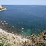 Playa del Sarchal en Ceuta, junto al acantilado