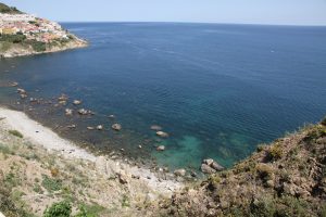 Playa del Sarchal en Ceuta, junto al acantilado