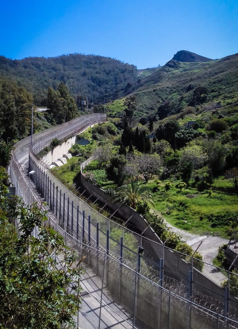 Valla fronteriza entre Ceuta y Marruecos, vista desde el lado ceuti