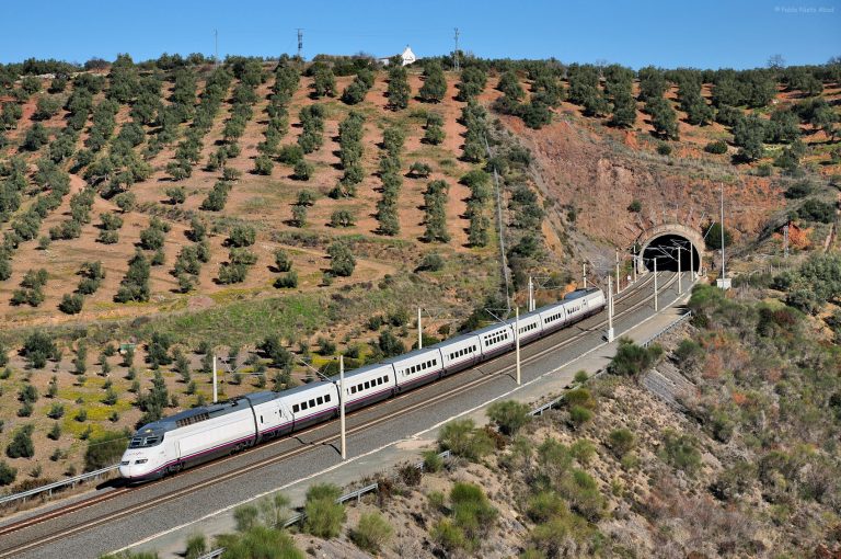 Tren de la línea de alta velocidad Madrid-Sevilla a su paso por Adamuz (Córdoba), donde se produjo el accidente ferroviario