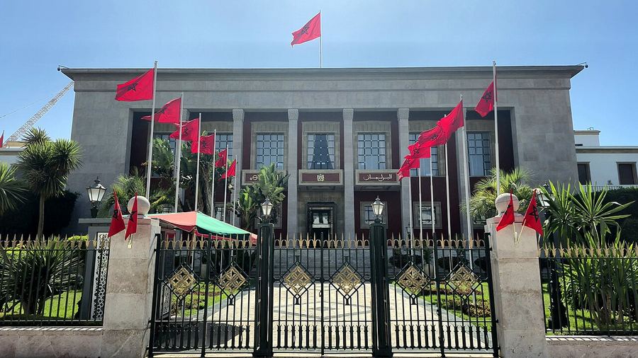Sede del Parlamento de Marruecos en Rabat con banderas marroquíes