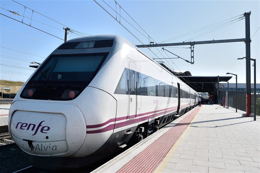 Tren Alvia de Renfe circulando por la red ferroviaria española